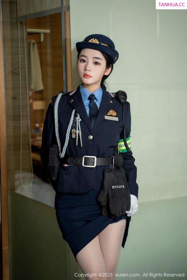   [XiuRen]高清写真图 2023.03.30 No.6497 汐汐爱吃草莓 制服美臀第27张图片